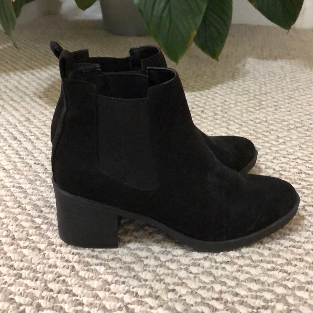 Black heel boots